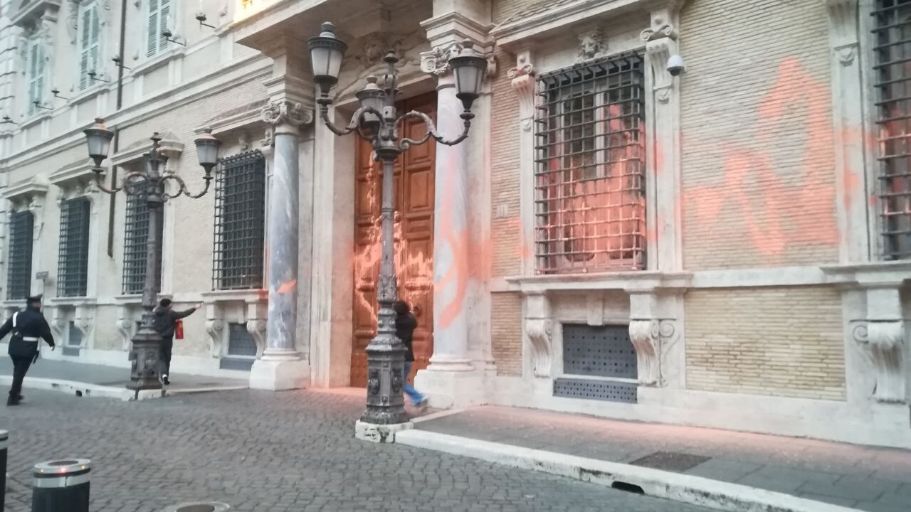 Ultima Generazione imbrattano il Senato