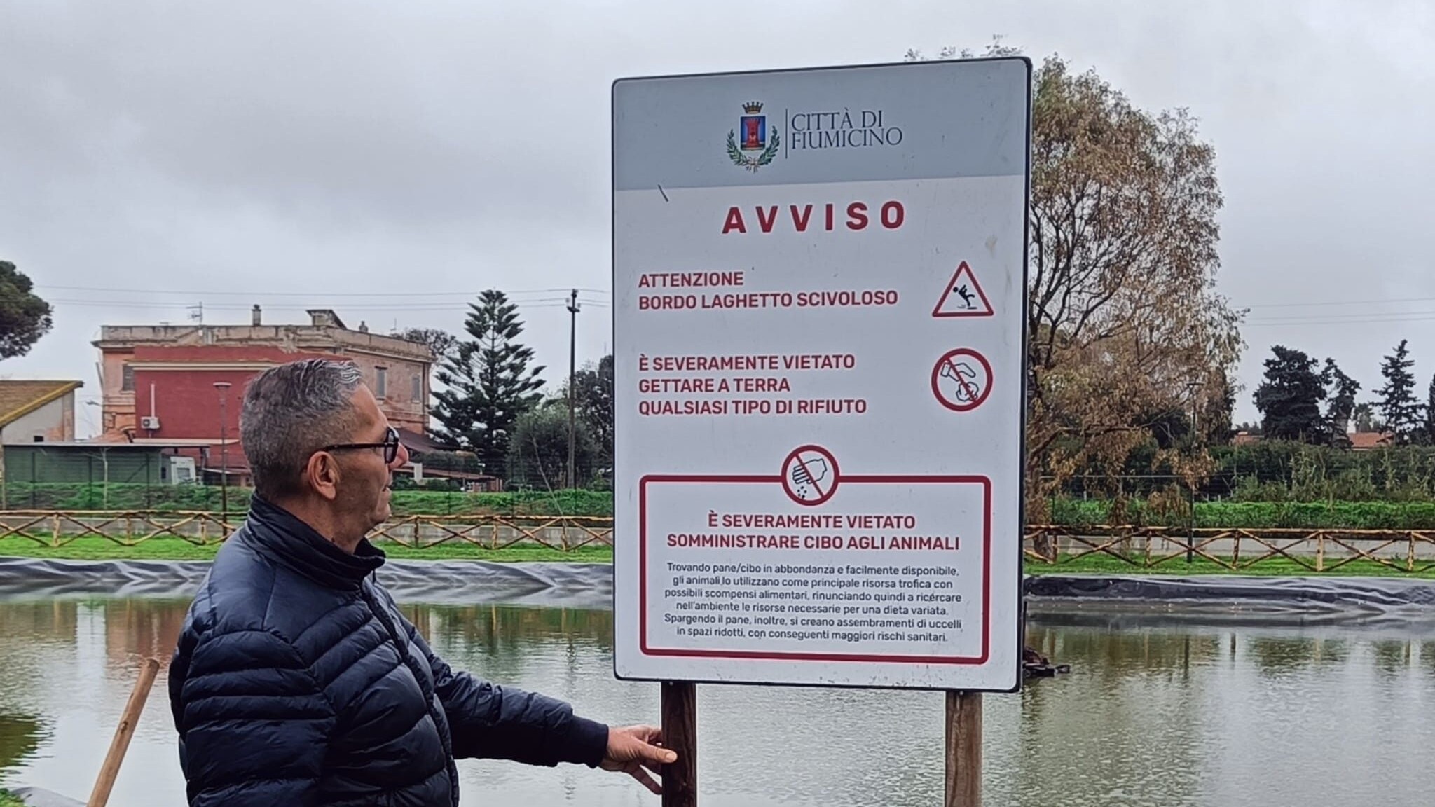 Cartello contro alimentazione animali a Villa Guglielmi a Fiumicino